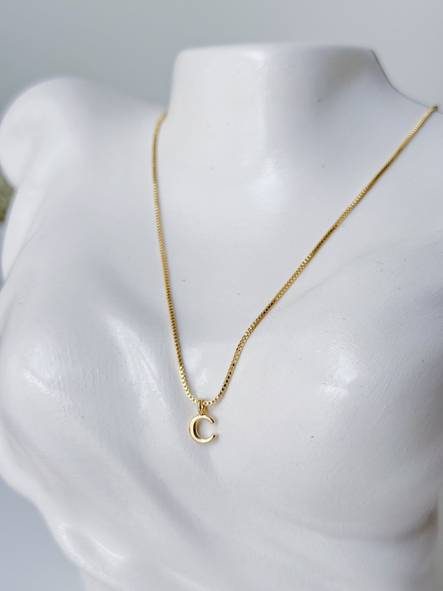 Collar con letra chica