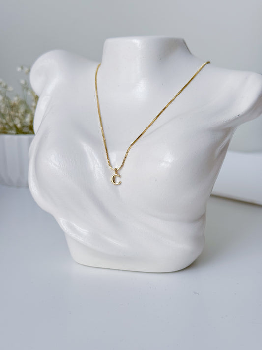 Collar con letra chica